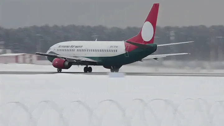 Старый Boeing 737-300 Armenia Airways взлёт из Внуково.